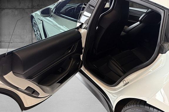 Porsche Taycan 9 of 15