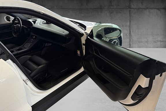 Porsche Taycan 10 of 15