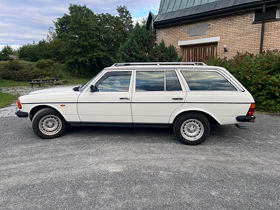 Mercedes-Benz 200 2 of 30