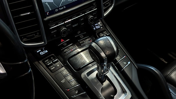 Porsche Cayenne 27 of 30