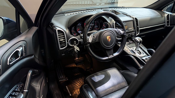 Porsche Cayenne 16 of 30