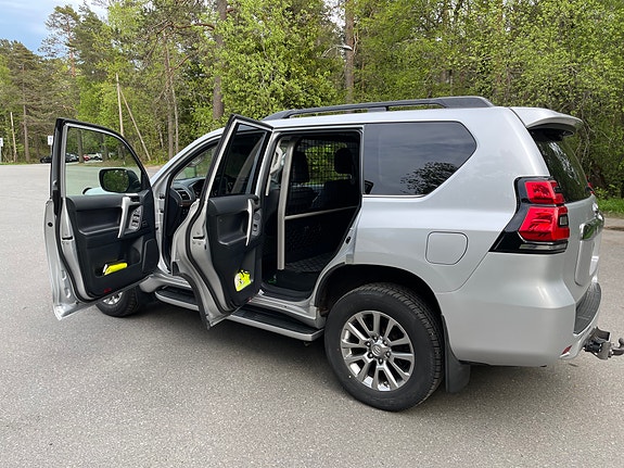 Toyota Land Cruiser 10 of 23