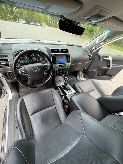 Toyota Land Cruiser 12 of 23