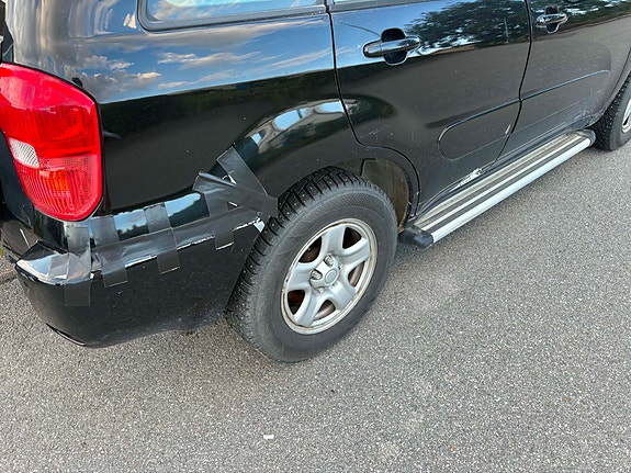 Toyota RAV4 4 of 12