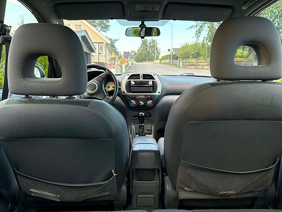 Toyota RAV4 9 of 12