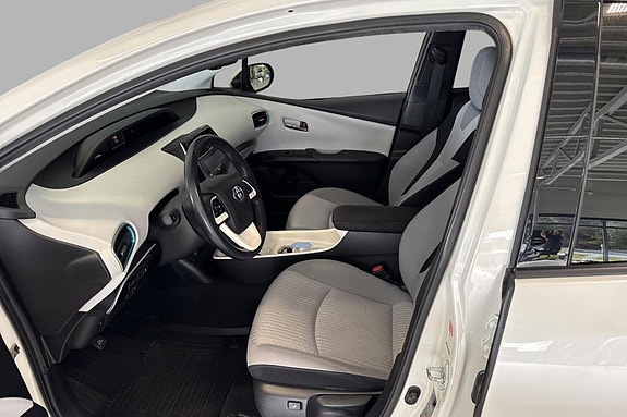 Toyota Prius Plug-in Hybrid 13 of 28