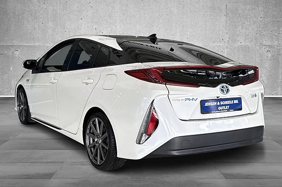Toyota Prius Plug-in Hybrid 7 of 28