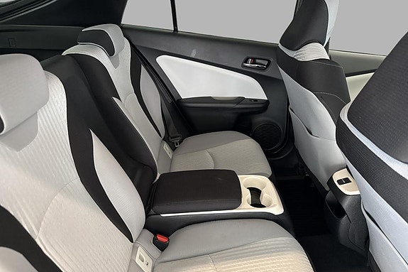 Toyota Prius Plug-in Hybrid 24 of 28