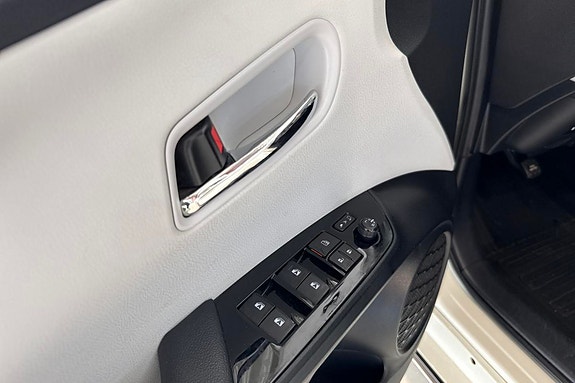 Toyota Prius Plug-in Hybrid 12 of 28