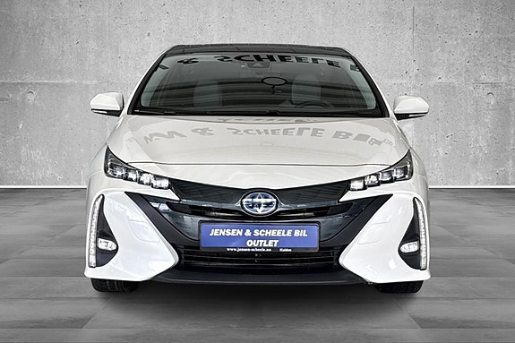 Toyota Prius Plug-in Hybrid 3 of 28