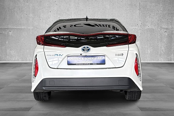 Toyota Prius Plug-in Hybrid 8 of 28