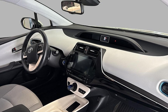 Toyota Prius Plug-in Hybrid 23 of 28