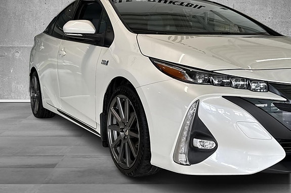 Toyota Prius Plug-in Hybrid 2 of 28