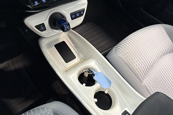 Toyota Prius Plug-in Hybrid 22 of 28