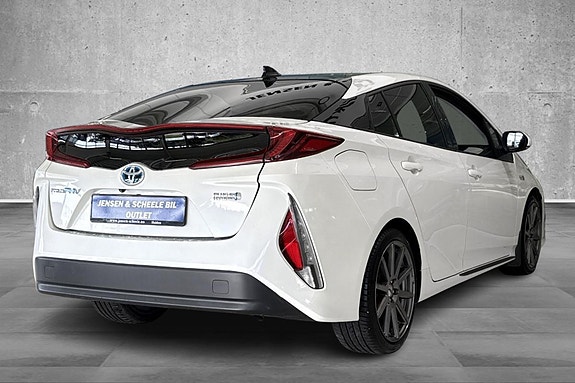 Toyota Prius Plug-in Hybrid 9 of 28