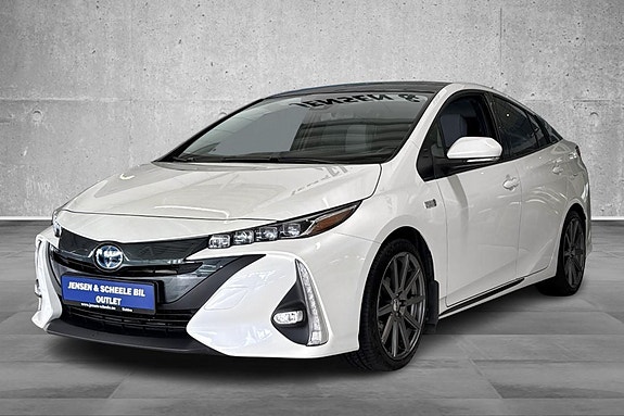 Toyota Prius Plug-in Hybrid 4 of 28