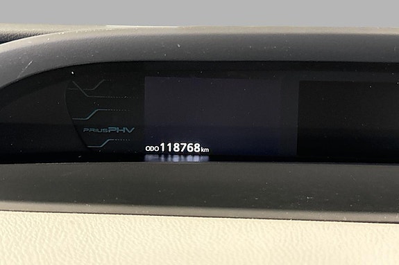 Toyota Prius Plug-in Hybrid 17 of 28