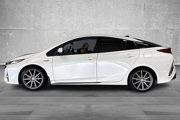 Toyota Prius Plug-in Hybrid 6 of 28