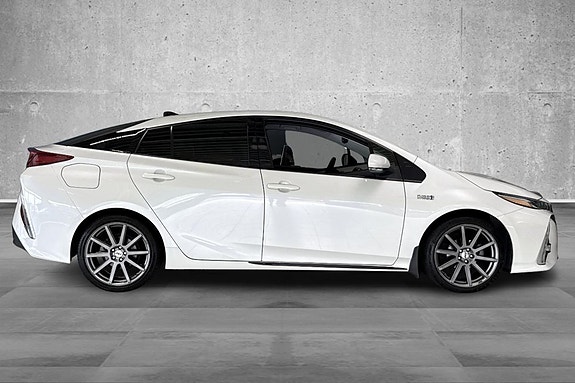 Toyota Prius Plug-in Hybrid 10 of 28