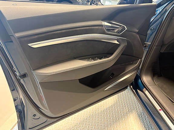 Audi e-tron 12 of 29