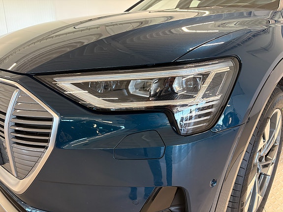 Audi e-tron 8 of 29