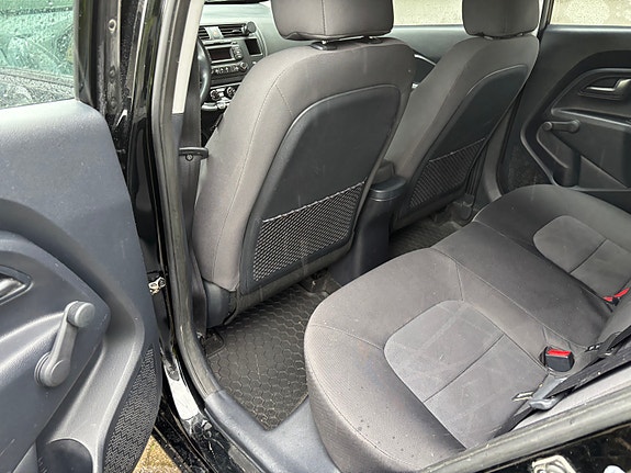 Kia Rio 10 of 15