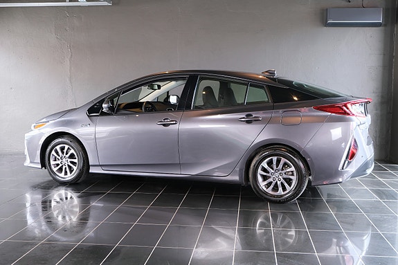 Toyota Prius Plug-in Hybrid 3 of 30