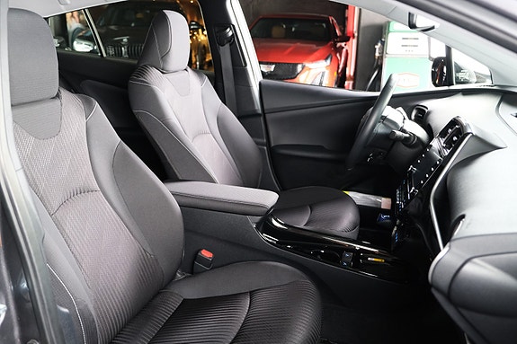 Toyota Prius Plug-in Hybrid 29 of 30