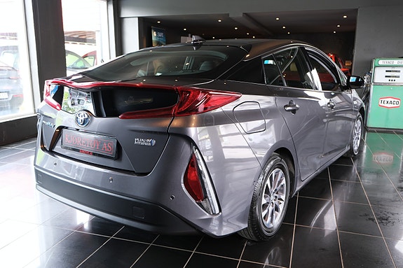 Toyota Prius Plug-in Hybrid 5 of 30
