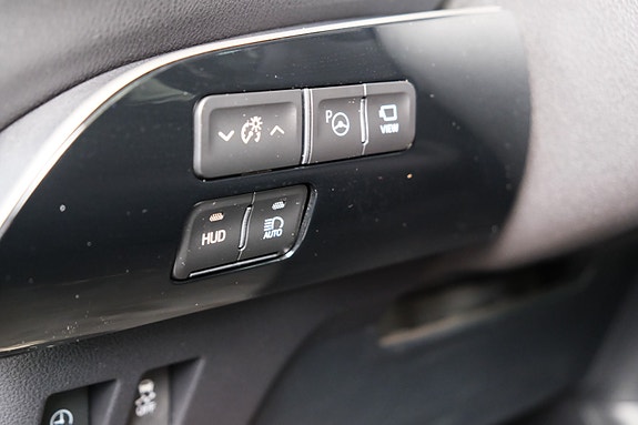 Toyota Prius Plug-in Hybrid 26 of 30