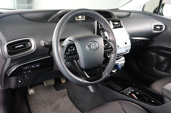 Toyota Prius Plug-in Hybrid 11 of 30