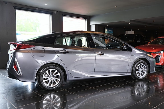 Toyota Prius Plug-in Hybrid 4 of 30