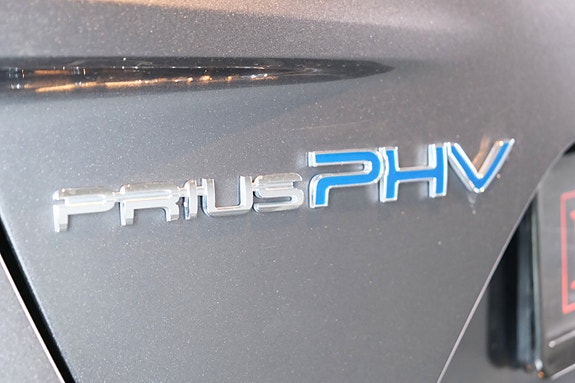 Toyota Prius Plug-in Hybrid 7 of 30