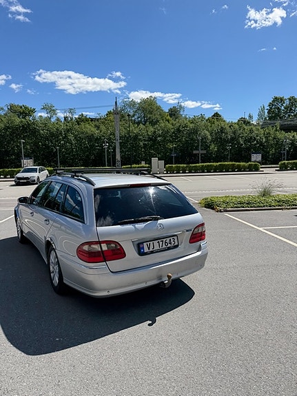 Mercedes-Benz E270 4 of 7
