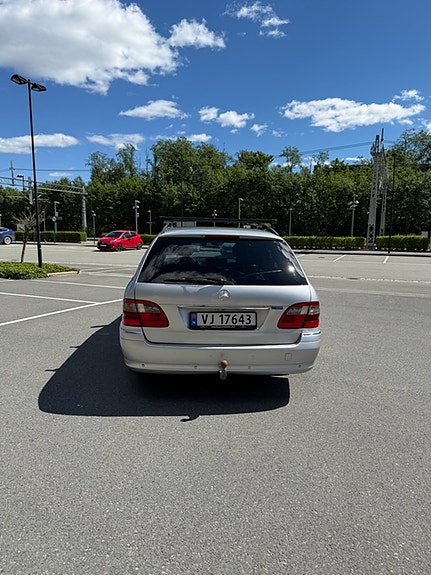 Mercedes-Benz E270 3 of 7