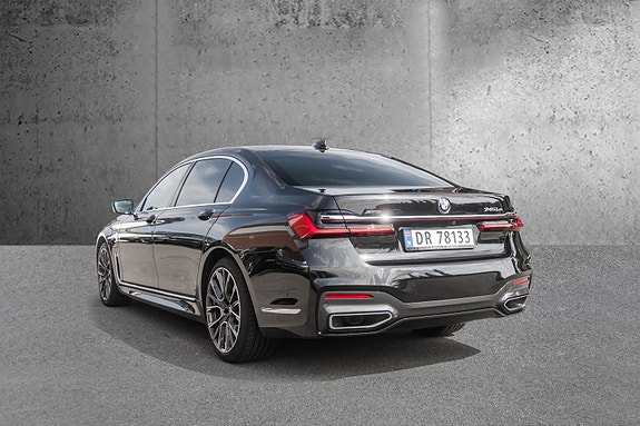 BMW 745Le 9 of 30