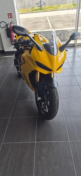 Ducati Panigale V2S 2 of 5