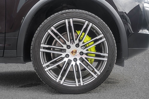 Porsche Cayenne S 11 of 30