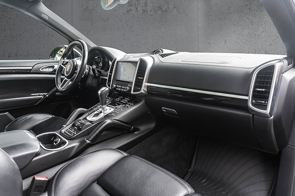 Porsche Cayenne S 17 of 30