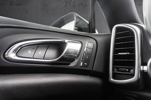 Porsche Cayenne S 25 of 30