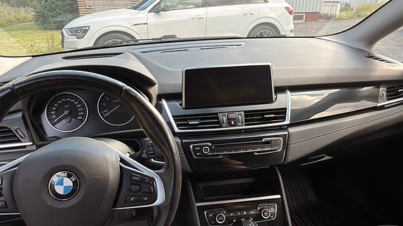 BMW 225xe 8 of 12