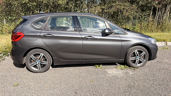 BMW 225xe 2 of 12