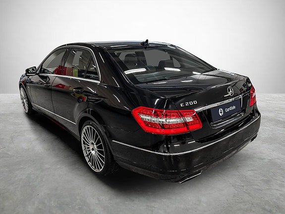Mercedes-Benz E200 d 3 of 30