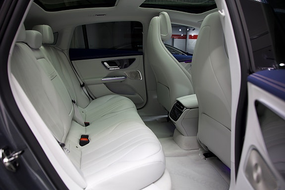 Mercedes-Benz EQE350 4 of 30