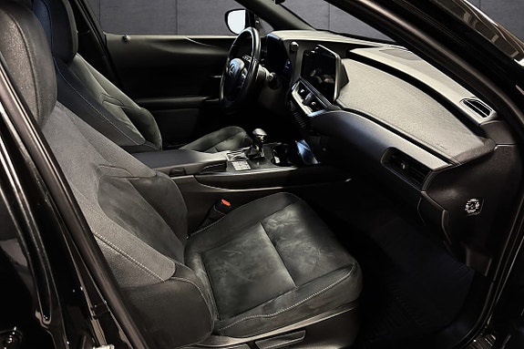 Lexus UX250h 11 of 20