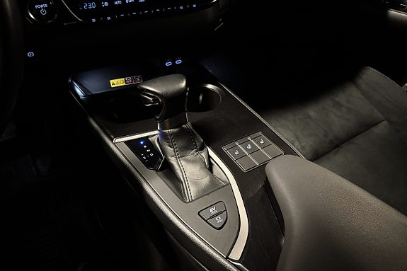 Lexus UX250h 16 of 20
