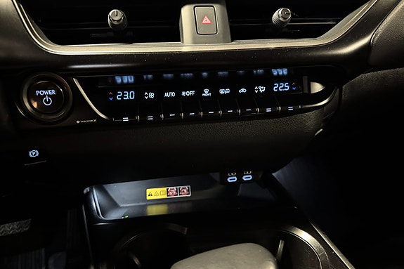 Lexus UX250h 17 of 20