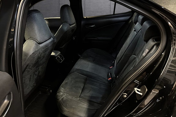 Lexus UX250h 12 of 20