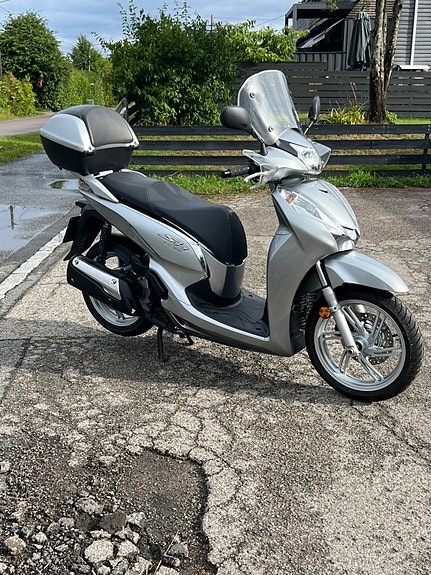 Honda SH 300i | TOPPBOKS | KEYLESS | VARMEHOLKER | HØSTPRIS 2 of 14