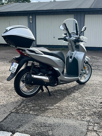 Honda SH 300i | TOPPBOKS | KEYLESS | VARMEHOLKER | HØSTPRIS 3 of 14